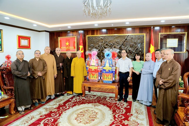 Đoàn Ban Trị sự GHPGVN TP.HCM chúc Tết đến chính quyền H.Bình Chánh