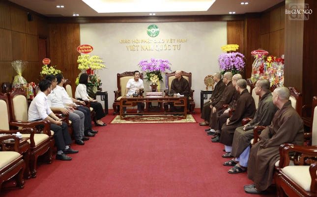 Chư tôn đức Ban Trị sự GHPGVN TP.HCM đón tiếp đoàn Công an TP.HCM