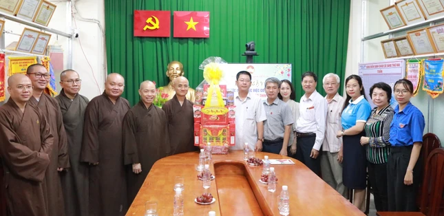 Ban Trị sự GHPGVN TP.HCM thăm, chúc mừng Xuân Giáp Thìn đến Đảng ủy, UBMTTQVN, Công an P.2, Q.Tân Bình chiều 31-1