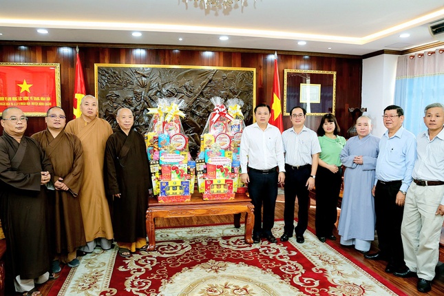 Hòa thượng Thích Huệ Minh, Trưởng ban Trị sự GHPGVN H.Bình Chánh, cùng Ban Trị sự GHPGVN H.Bình Chánh; Ni sư Thích nữ Như Nguyệt, Phó Viện trưởng Học viện Phật giáo Việt Nam tại TP.HCM chúc Tết đến chính quyền H.Bình Chánh