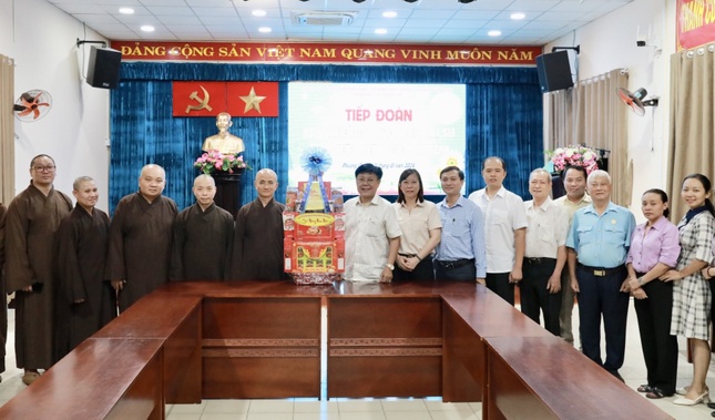 Ông Thái Nguyễn Phương, Bí thư P.12, Đảng ủy, UBND, UBMTTQVN, Công an P.12, Q.10 đón tiếp đoàn