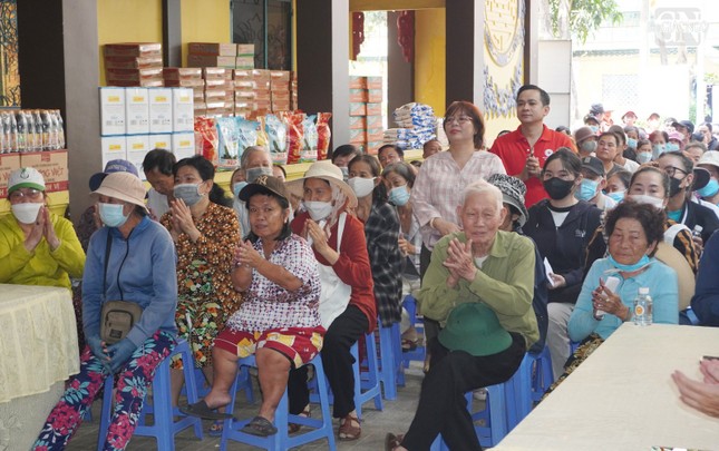 Bà con địa bàn Q.Gò Vấp nhận quà Tết tại chùa Linh Sơn Hải Hội