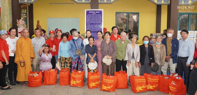 Chư tôn đức Phật giáo Q.Gò Vấp, đại diện các cấp chính quyền và mạnh thường quân trao quà Tết đến bà con Q.Gò Vấp