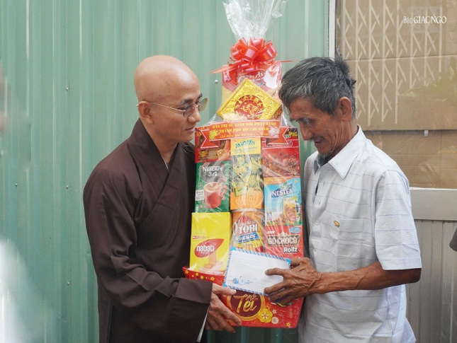 Xúc động khi nhận được sự quan tâm từ chư tôn đức Xúc động khi nhận được sự quan tâm từ chư tôn đức