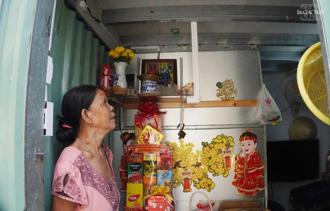 Niềm vui của bà Lê Thị Nuôi là bàn thờ của Má không còn mưa bị ướt nữa