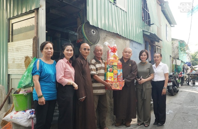 Chư tôn đức Phật giáo TP.HCM, cùng các cấp chính quyền tặng quà đến ông Phan Văn Báu Chư tôn đức Phật giáo TP.HCM, cùng các cấp chính quyền tặng quà đến ông Phan Văn Báu