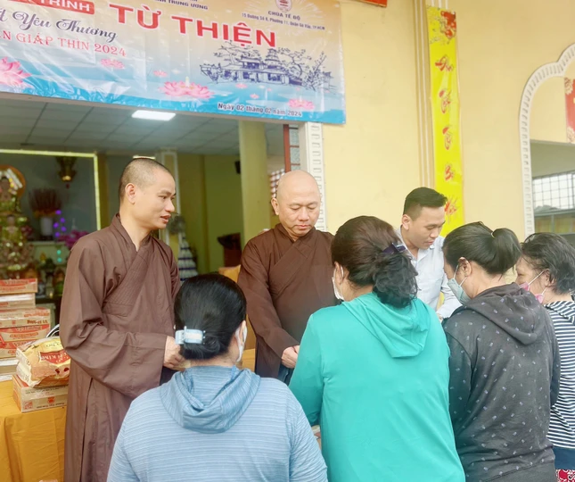 Thượng tọa Thích Tắc Bạch, cùng chư Tăng chùa Tế Độ, chính quyền địa phương trao tặng quà Tết đến người dân P.12, Q.Gò Vấp