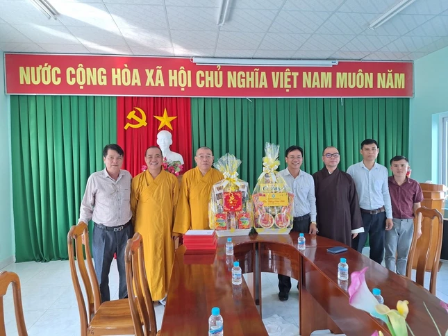 Thượng tọa Thích Pháp Huệ, Phó Trưởng ban Trị sự cùng Thường trực Ban Trị sự chúc Tết Ban Tôn giáo tỉnh