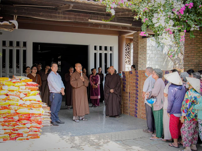 Tu viện Khánh An tặng quà Tết đến bà con khó khăn