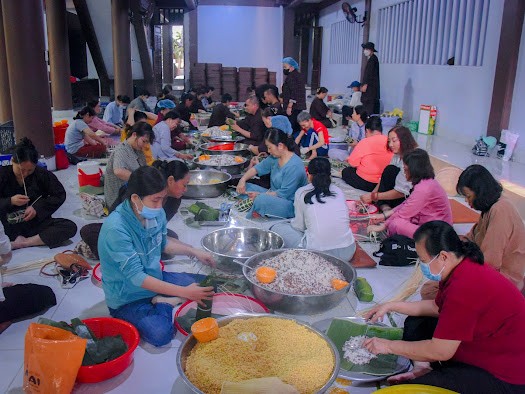Cùng nhau gói bánh