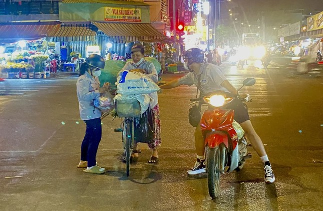 Quà tặng đến người mưu sinh cuối năm là nhu yếu phẩm và bao lì xì mừng tuổi Quà tặng đến người mưu sinh cuối năm là nhu yếu phẩm và bao lì xì mừng tuổi