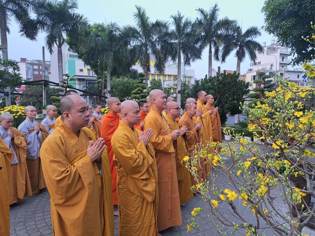 Dâng hương tưởng niệm Bồ-tát Thích Quảng Đức theo truyền thống