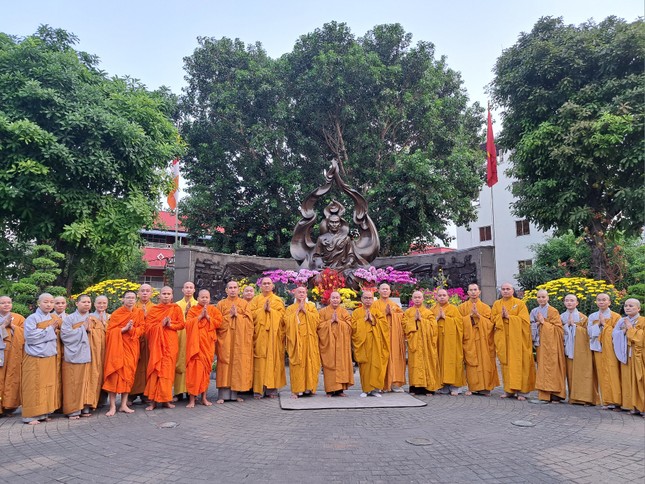 Tăng Ni Q.3 trước Tượng đài Bồ-tát Thích Quảng Đức