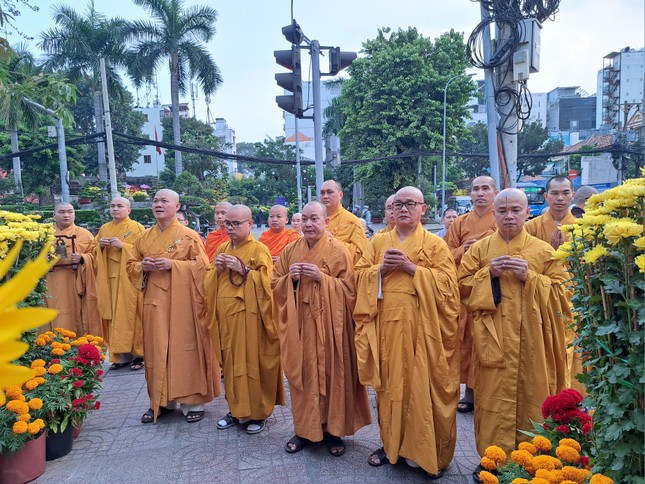 Dâng hương tưởng niệm tại bảo tháp