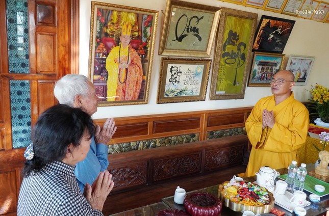 Phật tử mừng tuổi Đại đức Thích Nhuận Độ, trụ trì chùa Quảng Trạch