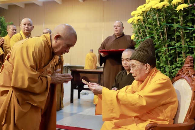 Chư tôn đức miền Vĩnh Nghiêm nhận lộc mừng năm mới