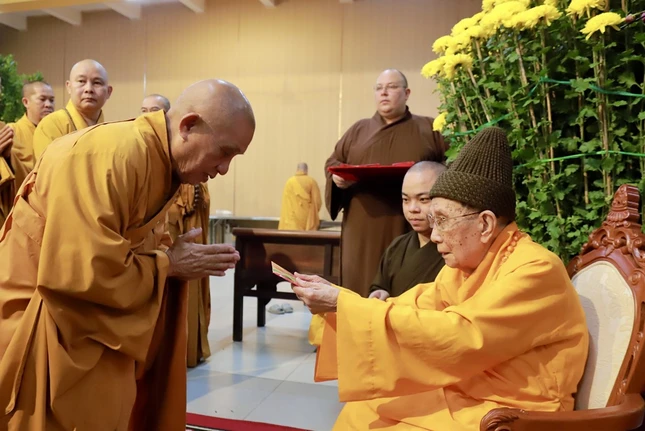 Chư tôn đức miền Vĩnh Nghiêm nhận lộc mừng năm mới Chư tôn đức miền Vĩnh Nghiêm nhận lộc mừng năm mới