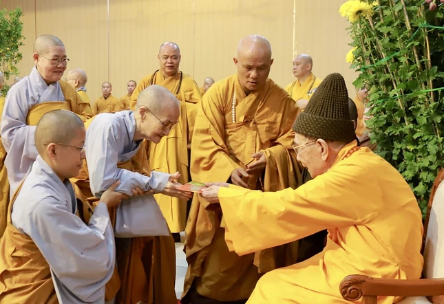 Chư Ni hoan hỷ nhận lộc từ Trưởng lão Hòa thượng Chư Ni hoan hỷ nhận lộc từ Trưởng lão Hòa thượng