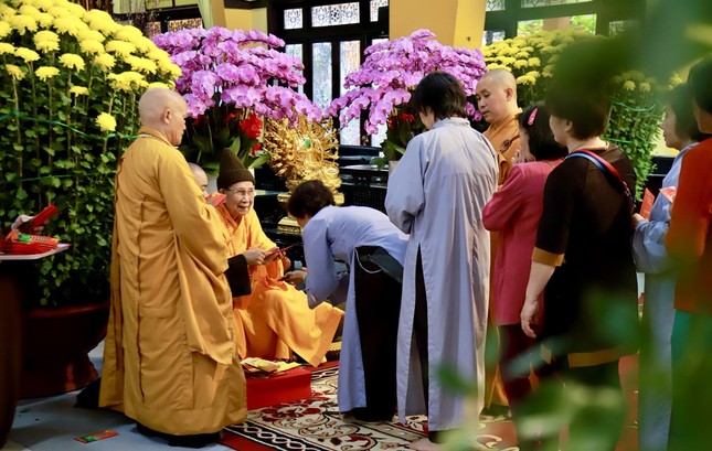 Phật tử về chùa đảnh lễ khánh tuế Trưởng lão Hòa thượng Thích Đức Nghiệp và nhận lộc mừng năm mới từ ngài