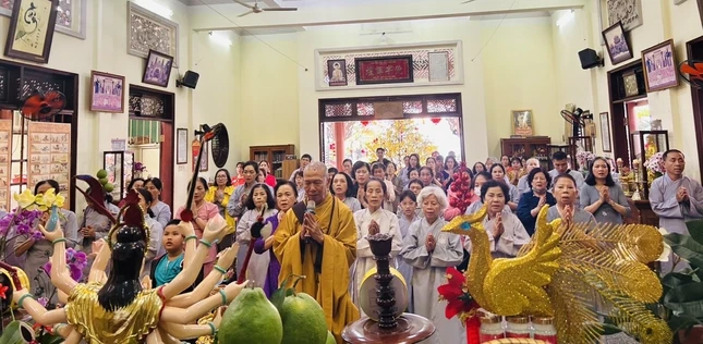 Hòa thượng Thích Giác Trí hướng dẫn Phật tử lễ Phật