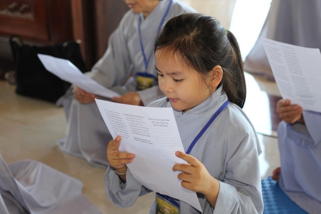 Em theo gia đình tham dự khóa tu đầu năm