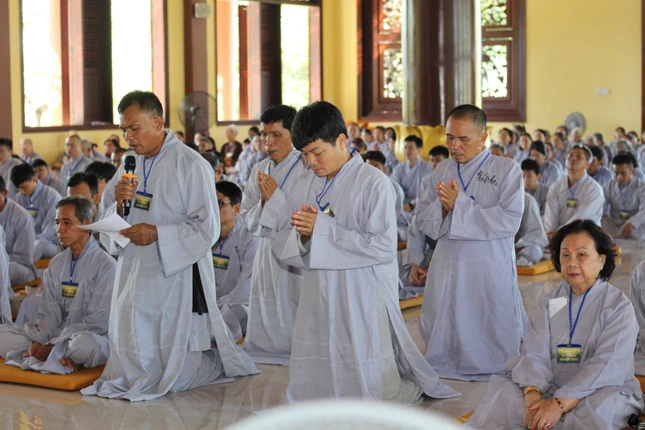 Đại diện Phật tử tham dự khóa tu dâng lời phát nguyện