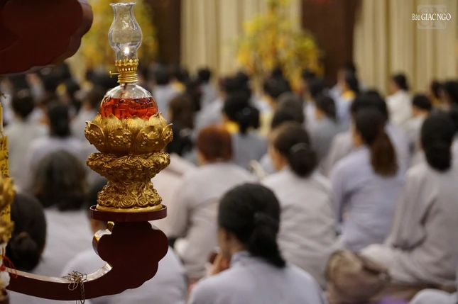 Phật tử trì tụng kinh Dược Sư tại pháp hội Dược Sư tại Việt Nam Quốc Tự