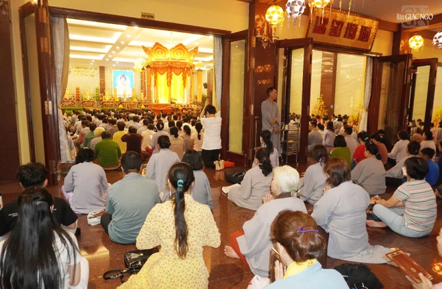 Tối ngày mùng 7 Tết (16-2-2024) đông đảo Phật tử đã về Việt Nam Quốc Tự tụng kinh Dược Sư