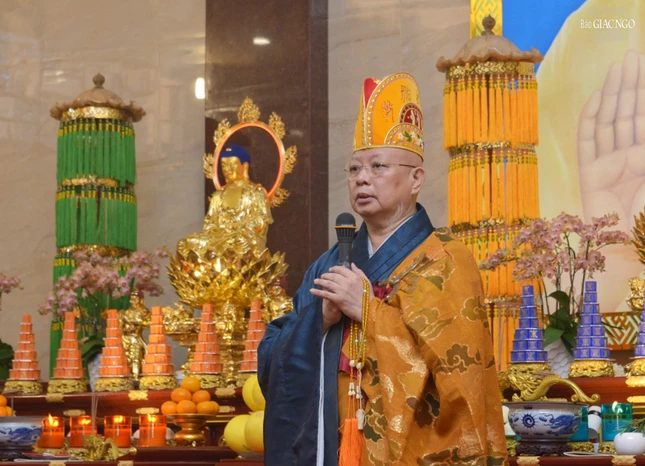 Hòa thượng Thích Lệ Trang ban lời đạo từ đến Phật tử tham dự tạ đàn Pháp hội Dược Sư