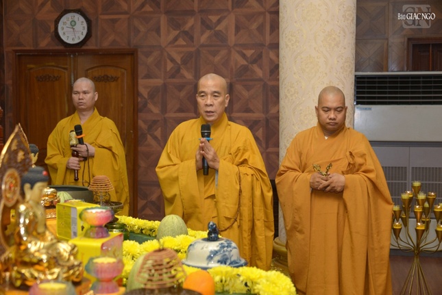 Thượng tọa Thích Quảng Chơn, Trưởng ban Nghi lễ GHPGVN TP.HCM, sám chủ đàn tràng, cùng chư tôn đức Ban Kinh sư thực hiện khóa lễ khai đàn