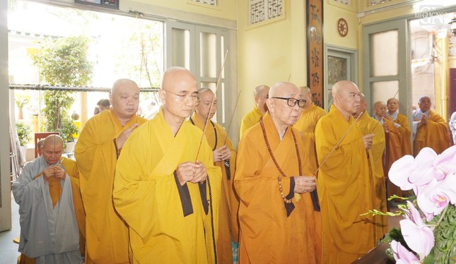 Chư tôn đức niêm hương bạch Phật