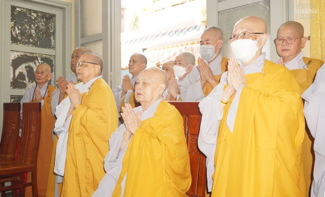 Ni trưởng Thích nữ Tịnh Nguyện, cùng chư Ni hộ niệm