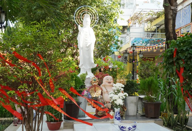 Chùa Pháp Vân tọa lạc tại địa chỉ 244 Nguyễn Văn Đậu, P.11, Q.Bình Thạnh