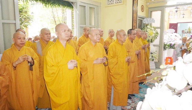 Đoàn Ban Trị sự GHPGVN Q.10, Ban Thông tin - Truyền thông Phật giáo TP.HCM viếng tang Ni trưởng Thích nữ Như Ngọc tại tổ đình Từ Nghiêm