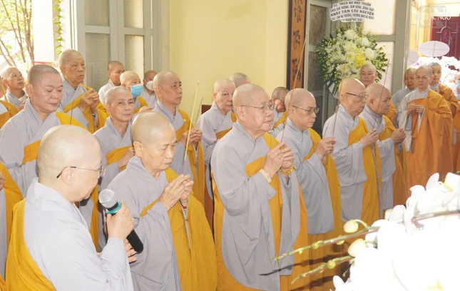 Dâng hương lễ Phật