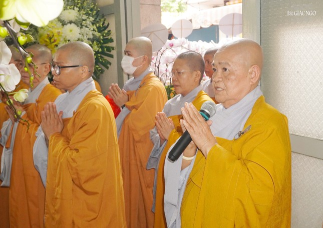 Ni trưởng Thích nữ Như Phương đại diện Ban Tổ chức lễ tang cảm tạ