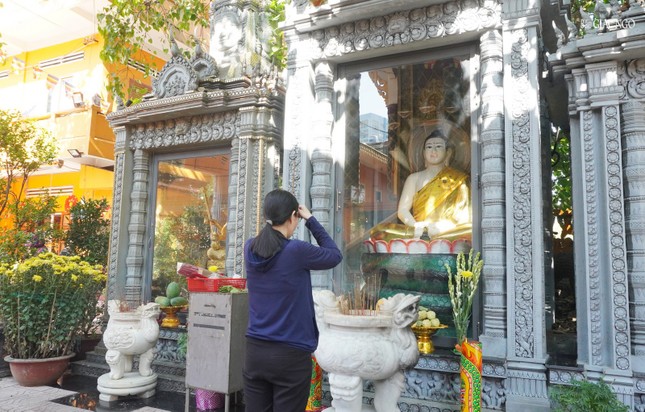 Thắp hương lễ Phật