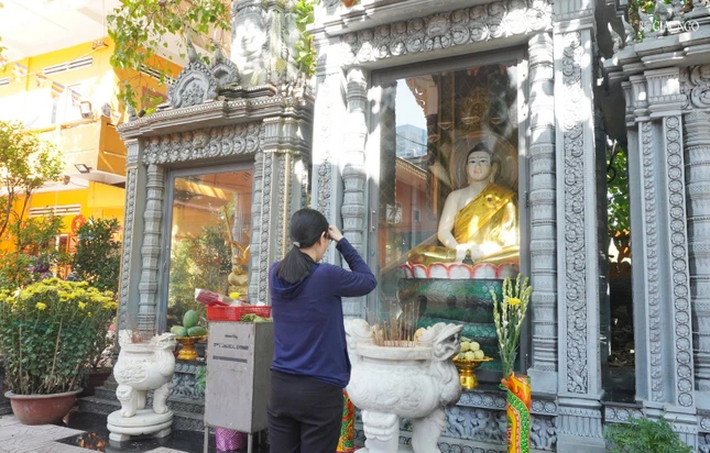 Thắp hương lễ Phật