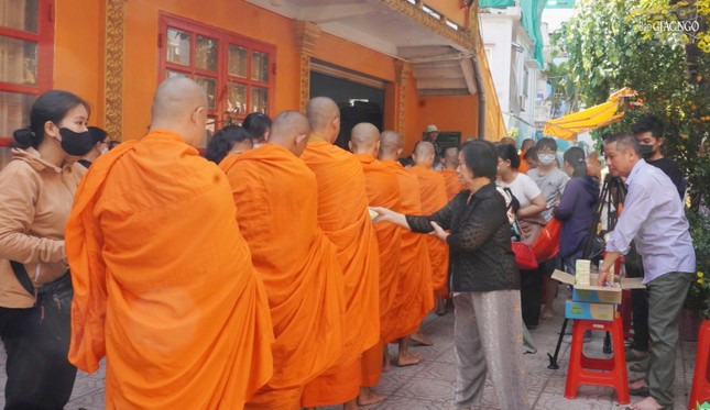 Trang nghiêm khóa lễ đặt bát