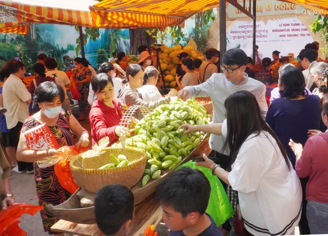 8 tấn rau củ quả được chùa chuẩn bị tặng đến Phật tử