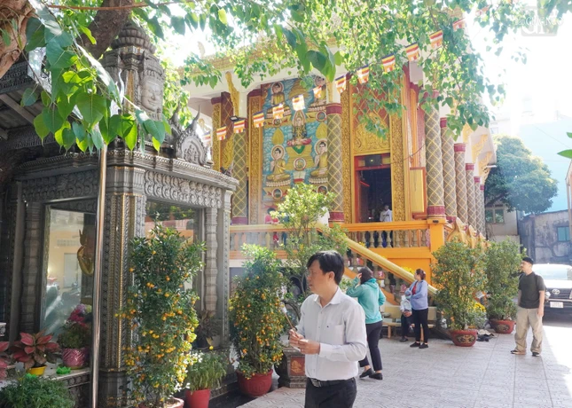 Vào lúc 19 giờ tối rằm tháng Giêng tại chùa lễ thắp 2.500 hoa đăng nhằm Kỷ niệm ngày Đức Phật ban hành giáo pháp, đại hội Thánh Tăng và Đức Phật hứa khả nhập diệt sau 3 tháng