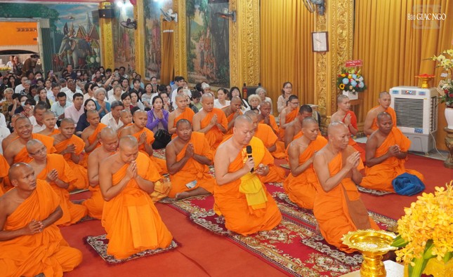 Chư Tăng chùa Candaransi sám hối và khánh tuế đến Hòa thượng Danh Lung