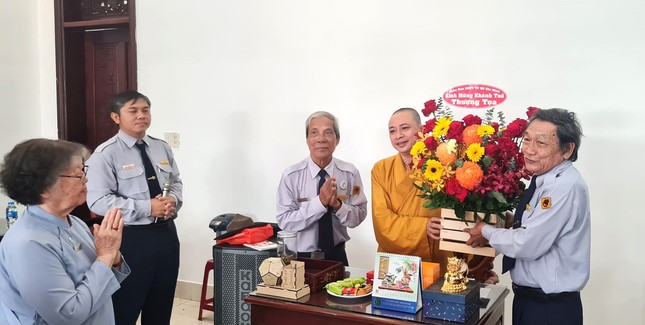 Dâng hoa kính mừng khánh tuế đến Đại đức trụ trì chùa Thiên Chánh