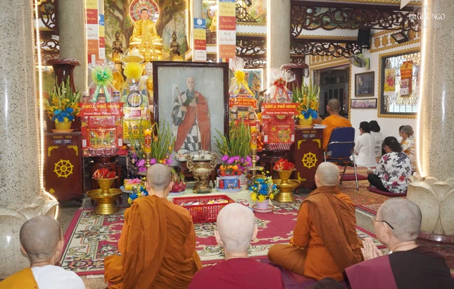 Khóa lễ bái Tam bảo