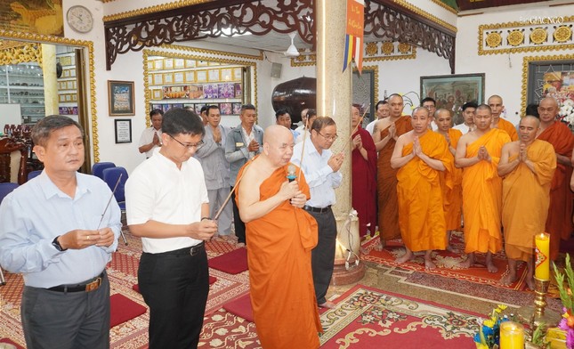 Chư tôn đức, đại diện chính quyền dâng hương tưởng niệm Chư tôn đức, đại diện chính quyền dâng hương tưởng niệm