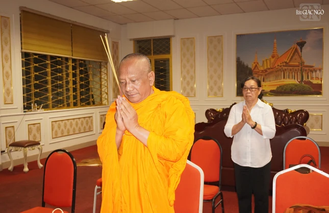 Hòa thượng Danh Lung dâng hương tưởng niệm