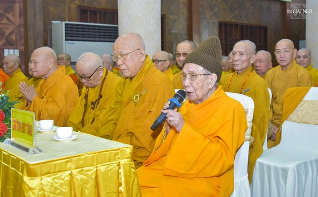 Trưởng lão Hòa thượng Thích Đức Nghiệp ban đạo từ chứng minh