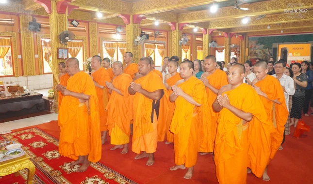 Thành kính đảnh lễ, dâng hương và tụng thời kinh tưởng niệm Đại lão Hòa thượng Tep Vong