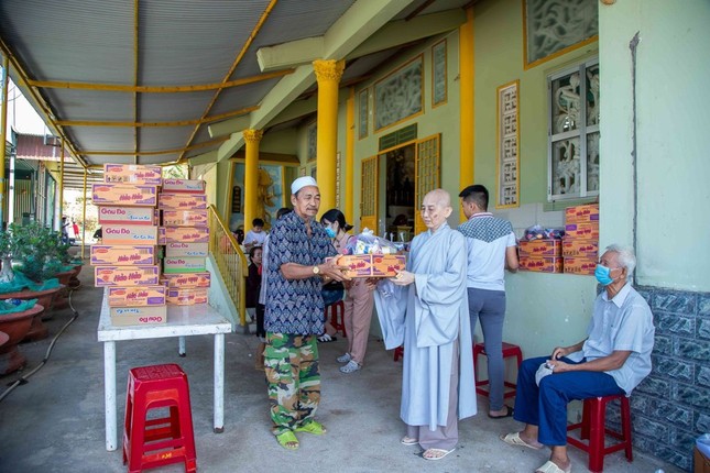 Chùa Phật Hưng tặng quà đến người dân địa phương