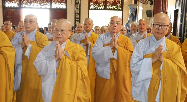 Chư Ni thành kính tưởng niệm